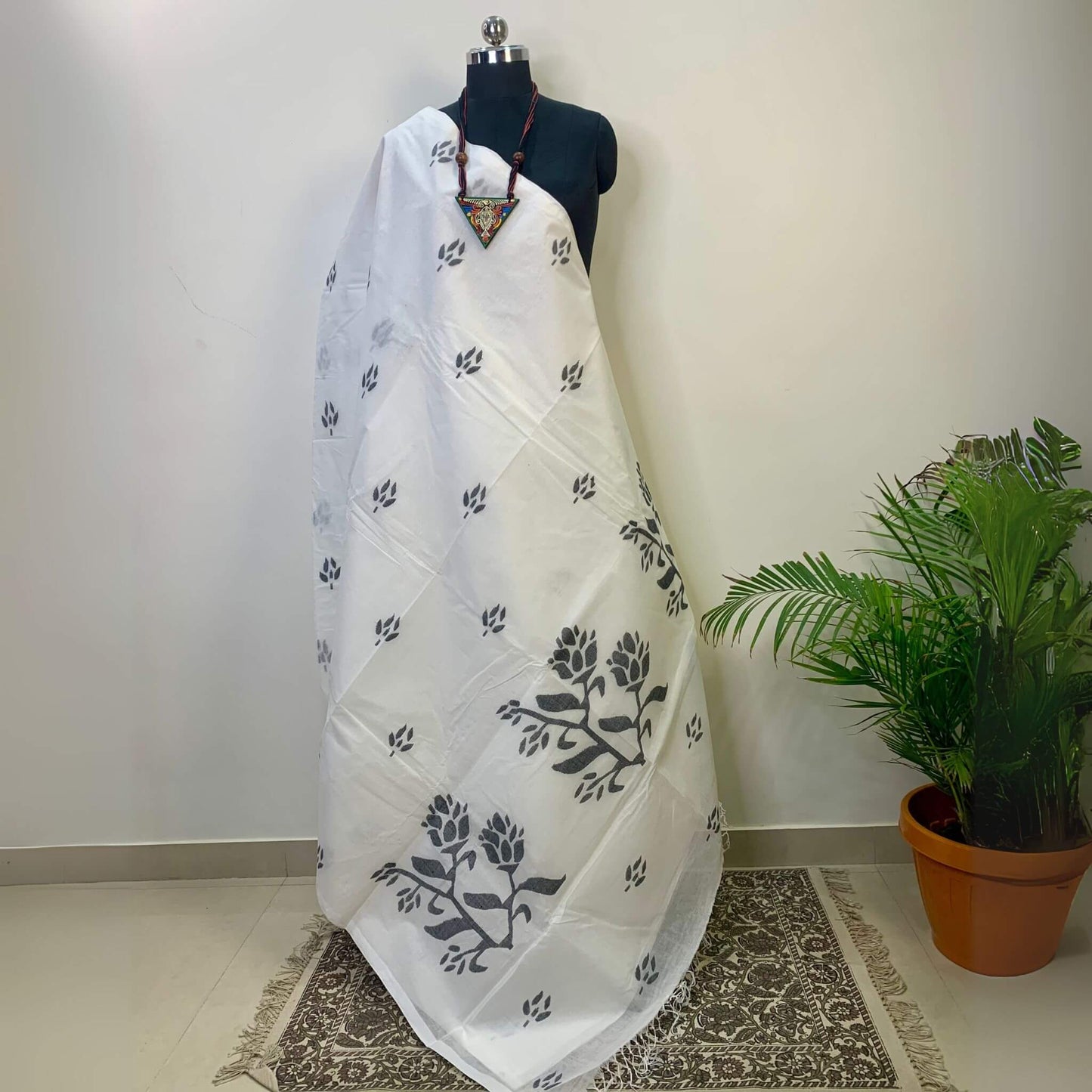 Black & White Cotton Dhakai Jamdani Saree -Handloom Sarees- Aananda Collections