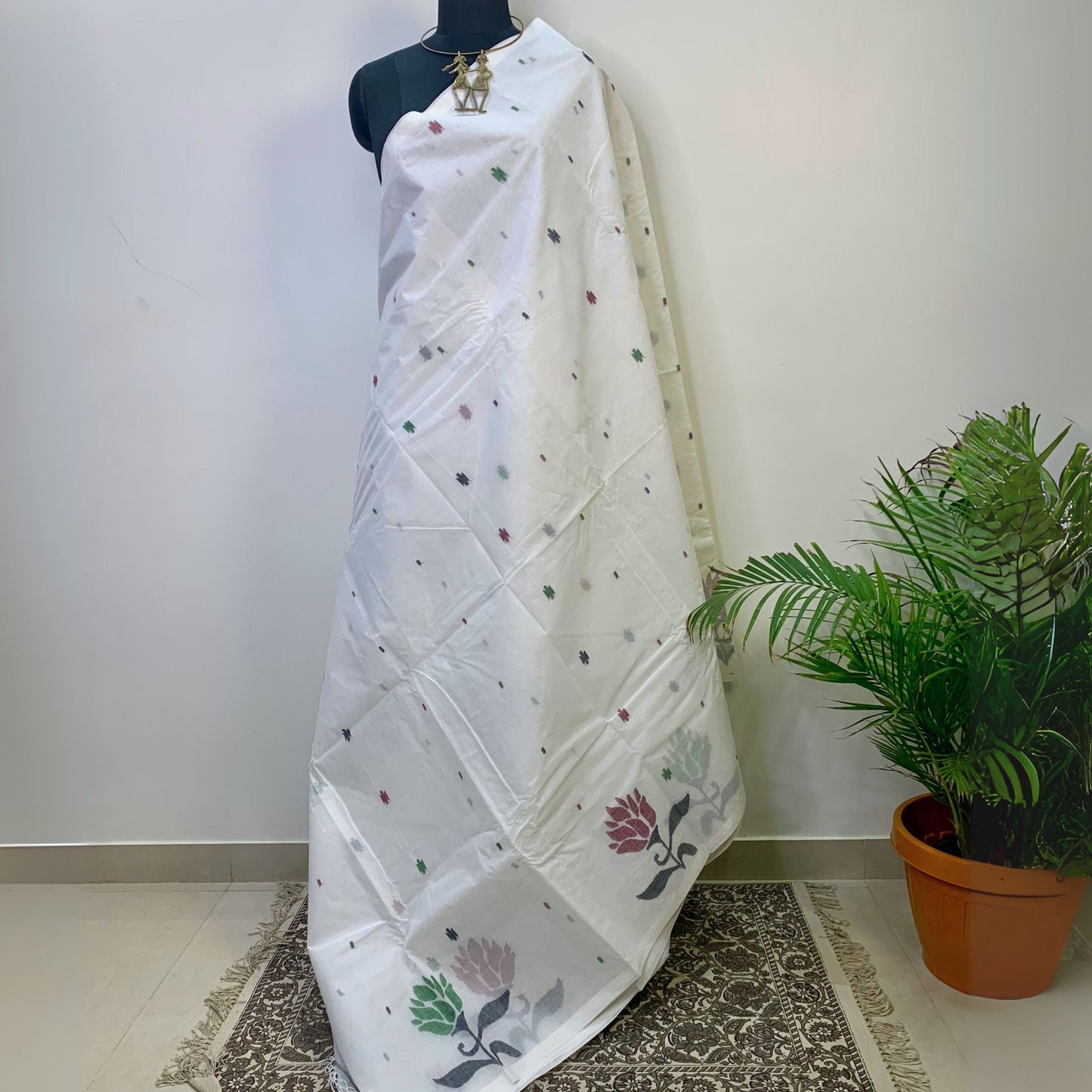 White Cotton Dhakai Jamdani Saree -Handloom Sarees- Aananda Collections